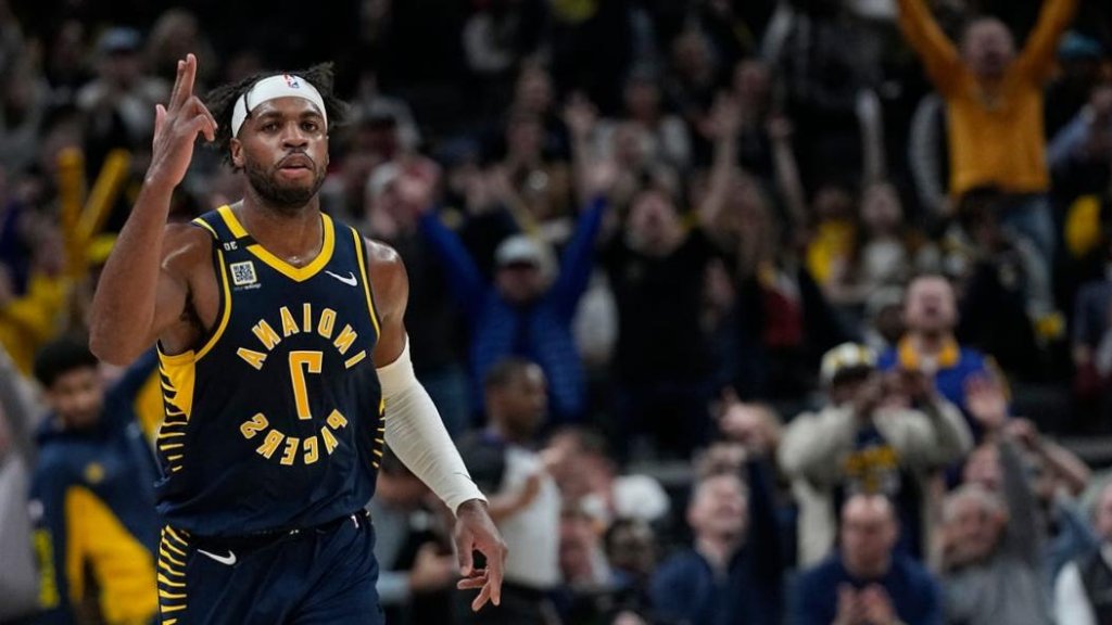 Les Indiana Pacers échangent Buddy Hield aux 76ers parmi une vague d'accords, selon une source AP