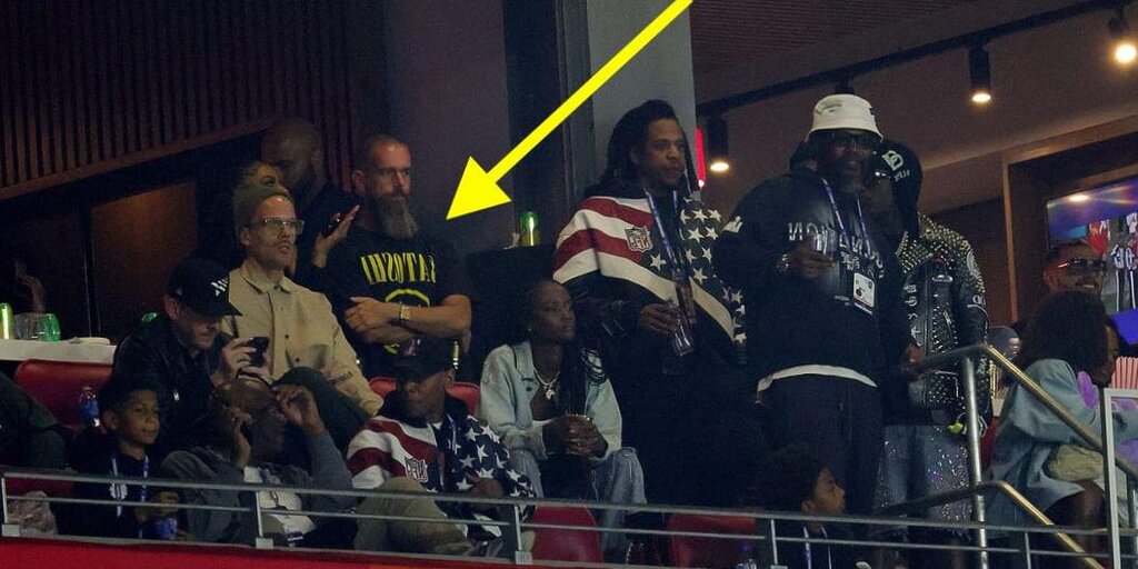 Jack Dorsey s'est présenté au Super Bowl avec un t-shirt « Satoshi » Jack Dorsey s'est présenté au Super Bowl avec un t-shirt « Satoshi »