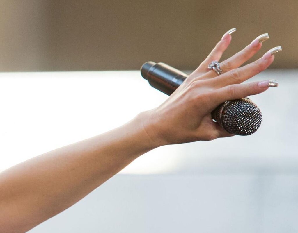 Gwen Stefani affiche une énorme bague que Blake Shelton lui a achetée pour la Saint-Valentin