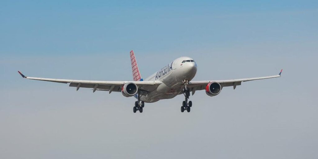 Un avion de ligne a heurté les feux de piste au décollage et atterrit avec un trou dans l'avion Un avion de ligne a heurté les feux de piste au décollage et atterrit avec un trou dans l'avion