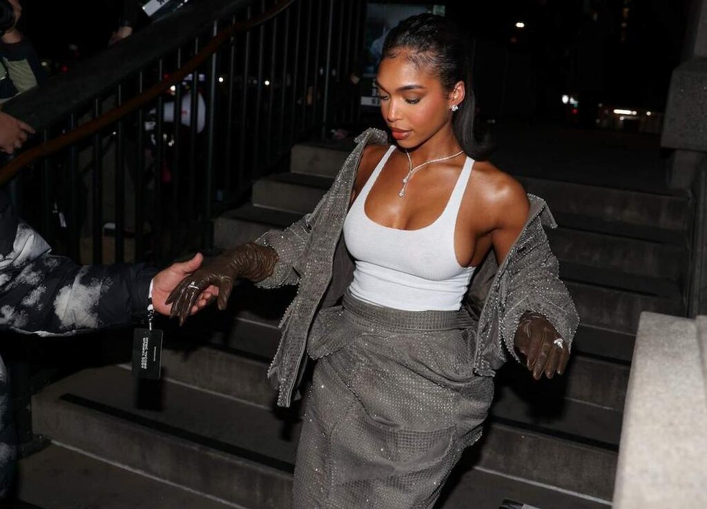 Lori Harvey porte l'un des COSTUMES GÉANTS de papa Steve Harvey