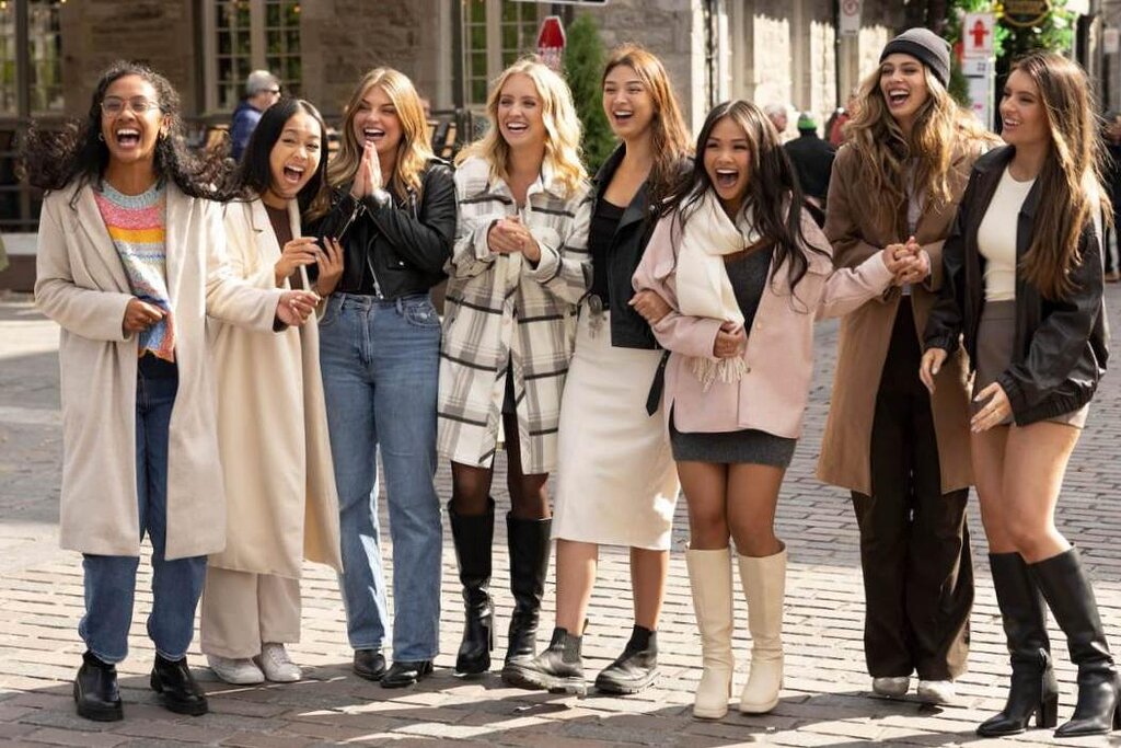 4 Femmes se dirigent vers leur ville natale