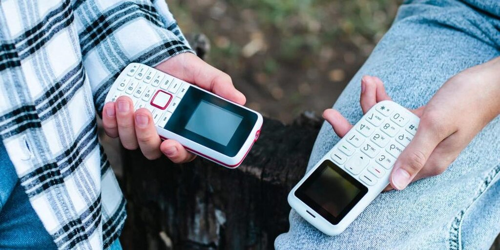 L'abandon des smartphones a conduit à une vie plus saine ; Un enfant aura un téléphone stupide L'abandon des smartphones a conduit à une vie plus saine ; Un enfant aura un téléphone stupide