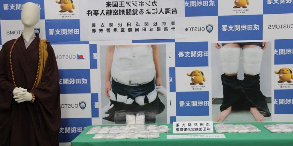 Un étudiant accusé d'avoir transporté 2,4 millions de dollars de drogue sous la robe d'un moine