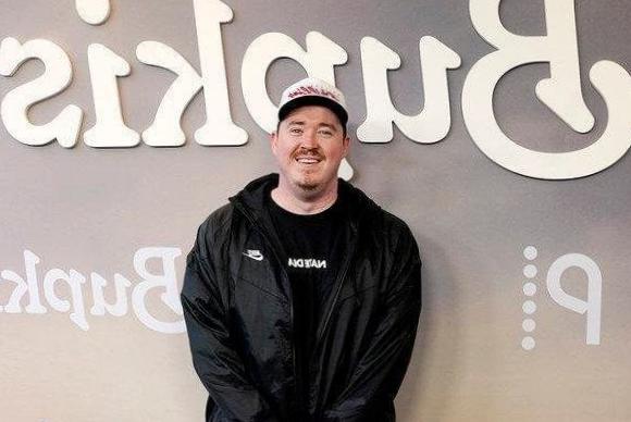 Le comédien Shane Gillis plaisante sur le licenciement de « SNL » alors qu'il animait une émission