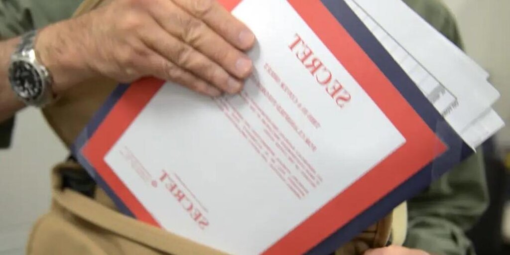 Le DOJ inculpe un employé de l'armée de l'air pour des accusations liées à des documents classifiés Le DOJ inculpe un employé de l'armée de l'air pour des accusations liées à des documents classifiés