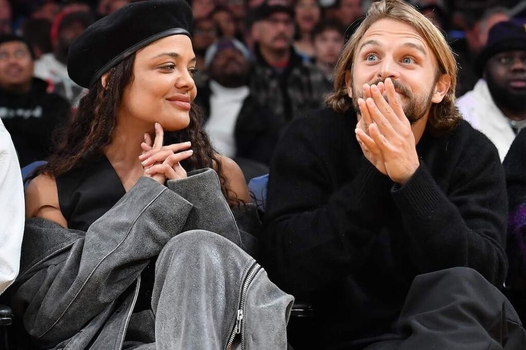 Tessa Thompson, 40 ans, échange des looks torrides avec le mondain Brandon Green, 30 ans, au match des Lakers Tessa Thompson, 40 ans, échange des looks torrides avec le mondain Brandon Green, 30 ans, au match des Lakers