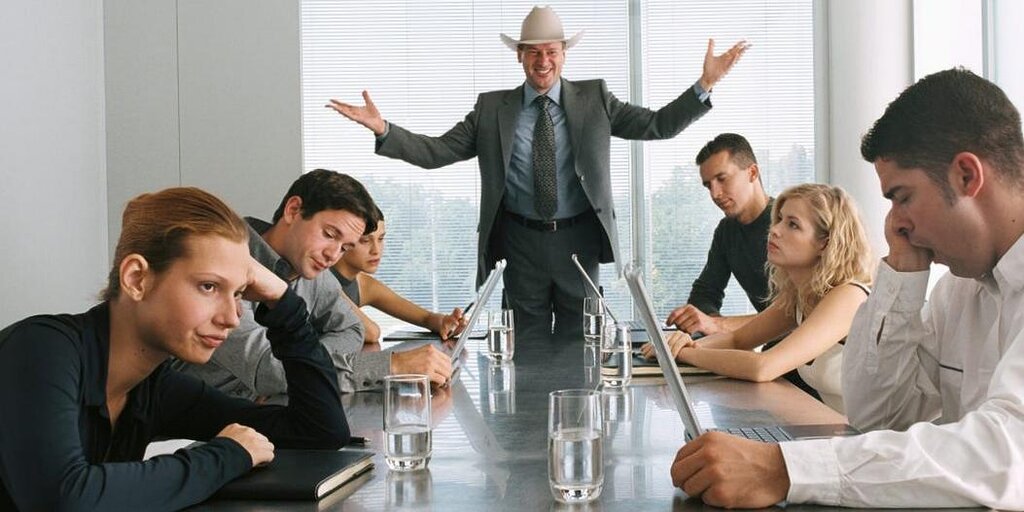 Rire des blagues stupides de votre patron peut réduire la satisfaction au travail : étude Rire des blagues stupides de votre patron peut réduire la satisfaction au travail : étude