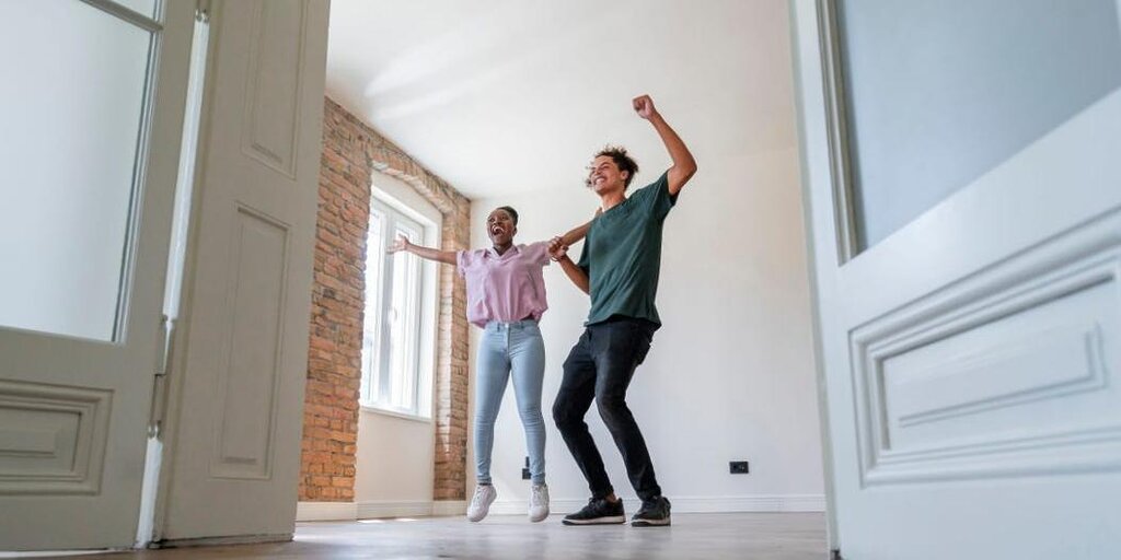 Les gens achètent des maisons avec des amis pour un prix abordable et une camaraderie Les gens achètent des maisons avec des amis pour un prix abordable et une camaraderie