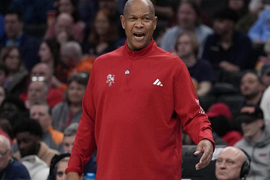 L'entraîneur de Louisville, Kenny Payne, sera licencié après une fiche de 12-52 en deux saisons, selon une source AP