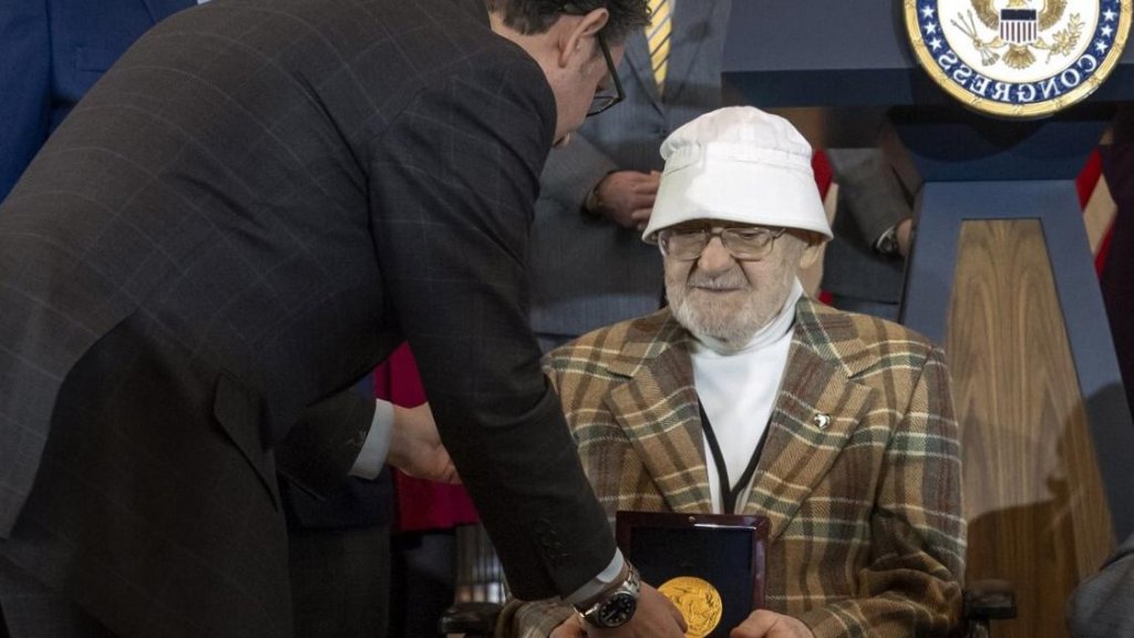Les membres de l'armée fantôme qui ont trompé les nazis avec des ruses sur le champ de bataille pendant la Seconde Guerre mondiale reçoivent la médaille d'or du Congrès