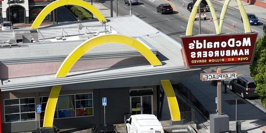 Le franchisé CA McDonald's répond aux nouveaux salaires des employés de la restauration rapide
