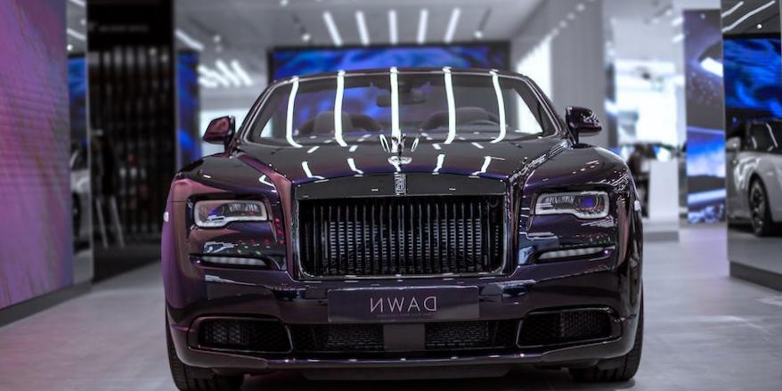 Un homme a vendu la Rolls-Royce de sa mère pour couvrir les dettes d'une boîte de nuit : documents judiciaires