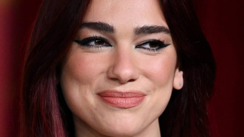 Dua Lipa nous emmène nager dans le teaser de « Radical Optimism » Dua Lipa nous emmène nager dans le teaser de « Radical Optimism »