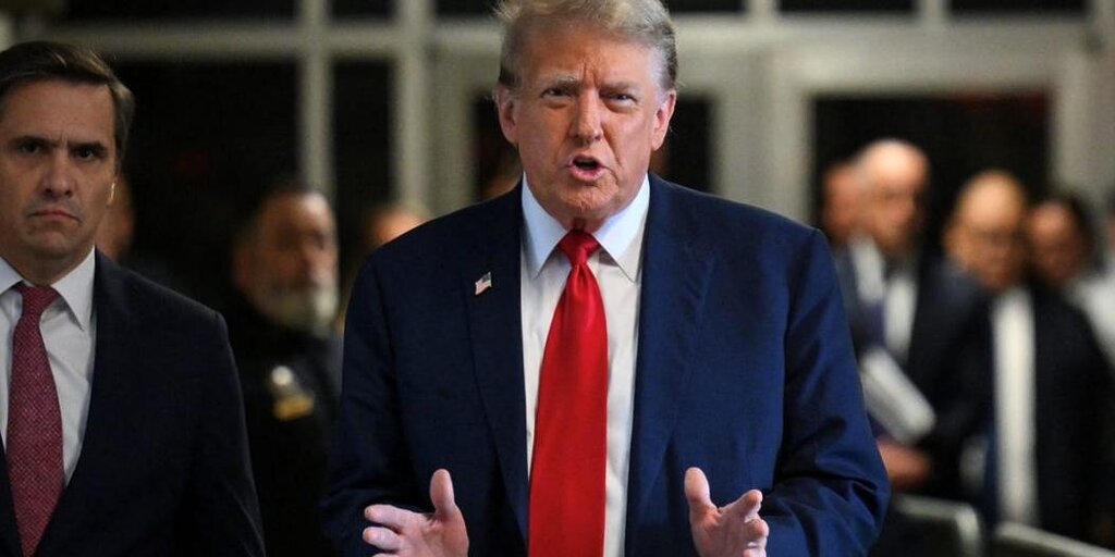 Donald Trump entre dans la salle d'audience pour le début du procès pénal Hush-Money