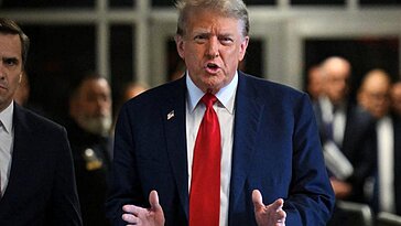 Donald Trump entre dans la salle d'audience pour le début du procès pénal Hush-Money