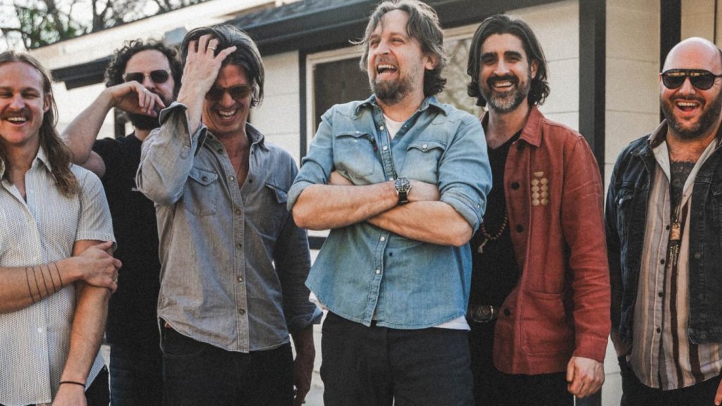 Écoutez Hayes Carll, le morceau 4/20 de Band of Heathens « Nobody Dies From Weed »