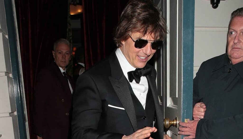 Tom Cruise accueille ses fans à l'extérieur de la fête du 50e anniversaire de Victoria Beckham