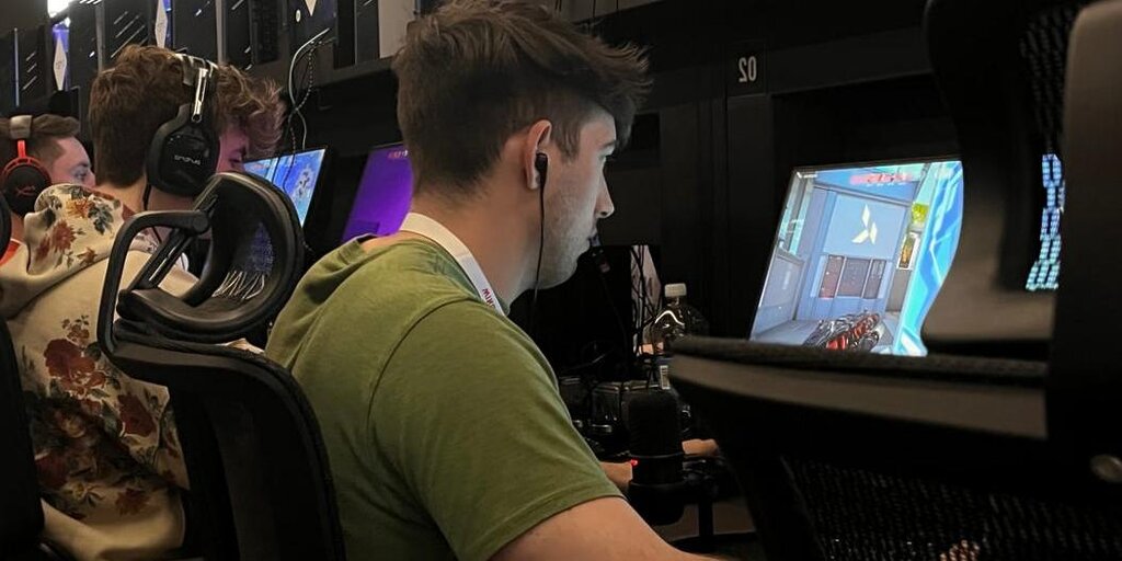 Je travaille de 8 à 5 pour compléter ma carrière dans l'e-sport Je travaille de 8 à 5 pour compléter ma carrière dans l'e-sport