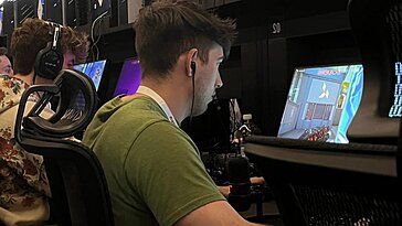 Je travaille de 8 à 5 pour compléter ma carrière dans l'e-sport