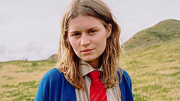 « Je le fais encore bébé ! » De Girl in Red Revoir