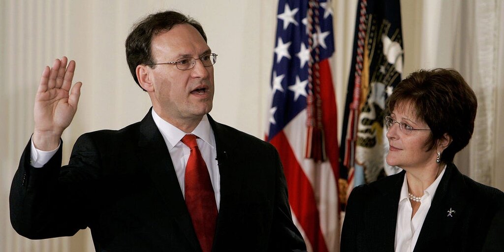 L'histoire d'Alito sur le drapeau américain à l'envers ne semble pas tenir le coup L'histoire d'Alito sur le drapeau américain à l'envers ne semble pas tenir le coup