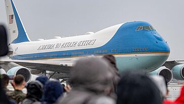 Un journaliste remet la taie d'oreiller d'Air Force One lors d'un rendez-vous discret