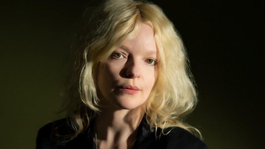Jessica Pratt explique comment le rock californien des années 60 a influencé son nouvel album