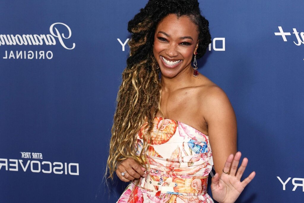 La star de Discovery, Sonequa Martin-Green, est magnifique tout en célébrant 5 saisons en tant que première femme noire capitaine