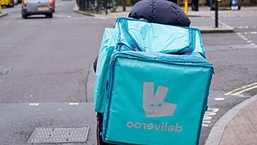 Un chauffeur-livreur qui a mordu le pouce d'un client vu en train de livrer de la nourriture