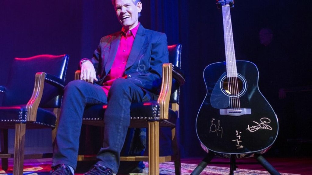 Randy Travis a utilisé l'IA pour enregistrer sa première chanson depuis un accident vasculaire cérébral presque mortel