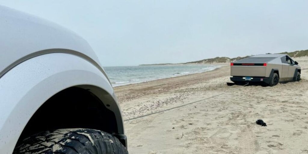 Le Cybertruck de Tesla contrecarré par le sable, la neige et les rappels des régulateurs