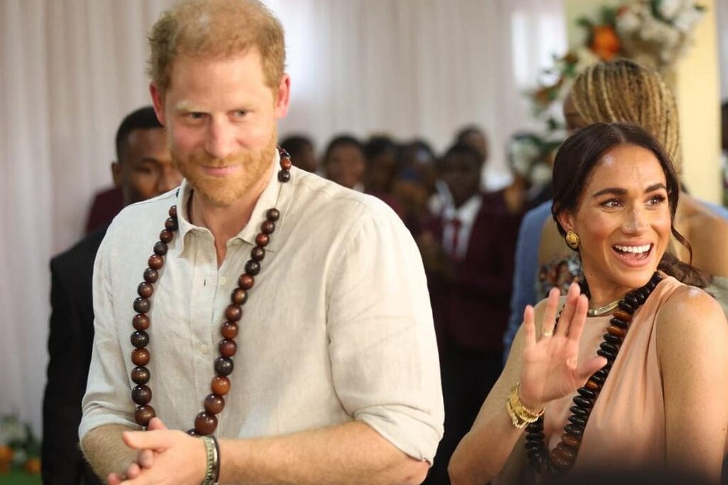 Meghan Markle épate les fans dans une magnifique robe alors qu'elle et le prince Harry visitent le Nigeria