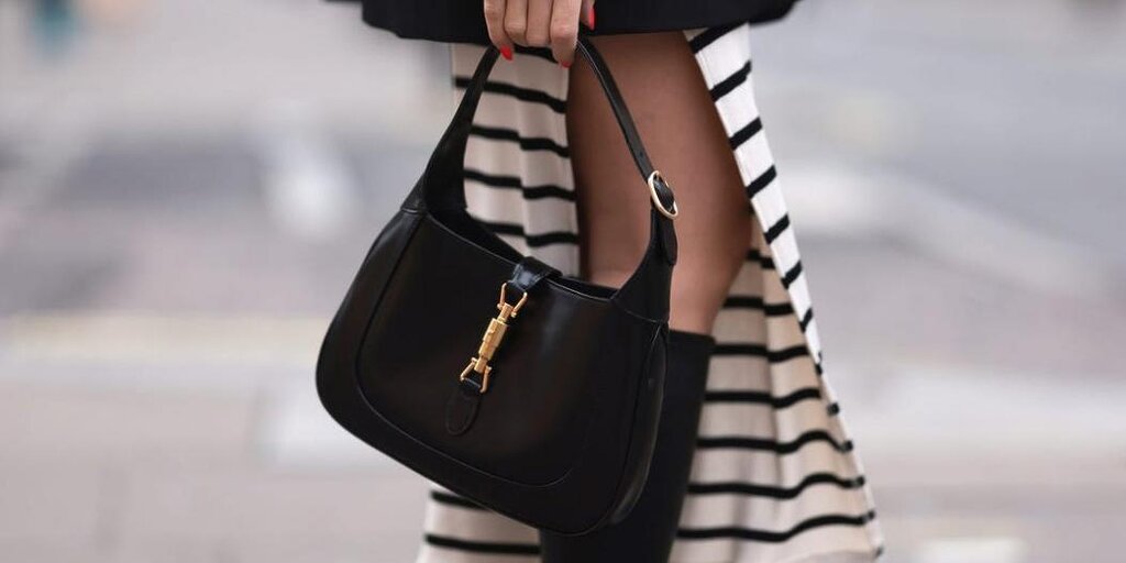 Une influenceuse jette son sac Gucci contre les escaliers pour lui donner l'air usé
