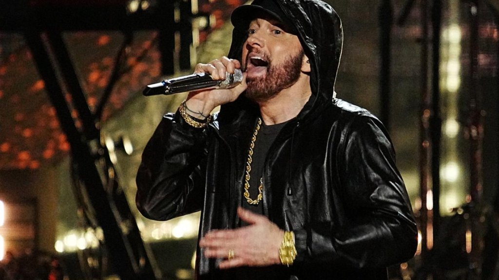 Eminem déclare Slim Shady mort avec une nécrologie dans le journal de Détroit Eminem déclare Slim Shady mort avec une nécrologie dans le journal de Détroit