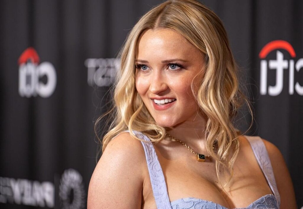 Emily Osment suggère à Georgie et Mandy de se marier deux fois Emily Osment suggère à Georgie et Mandy de se marier deux fois
