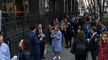 Les Line Sitters profitent du procès Hush-Money de Donald Trump