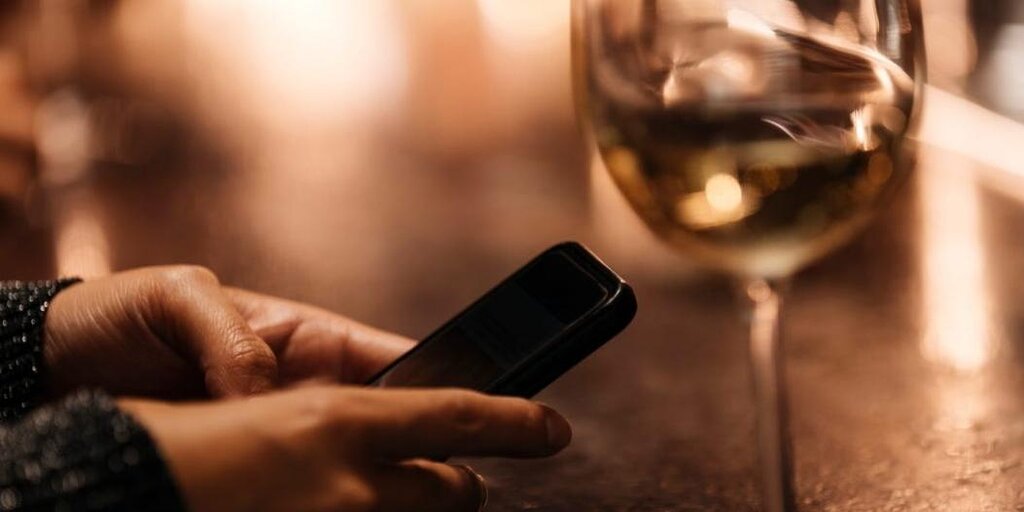Dans un bar, un homme ne m'a pas cru, j'étais marié malgré mon alliance