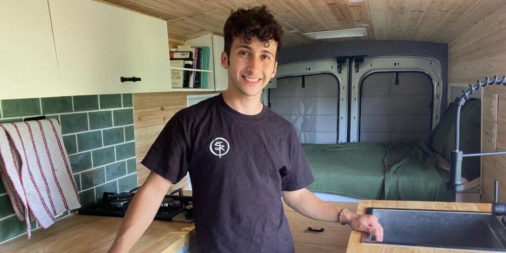 Un étudiant d’une faculté de médecine de Californie vit dans une camionnette auto-convertie Un étudiant d’une faculté de médecine de Californie vit dans une camionnette auto-convertie
