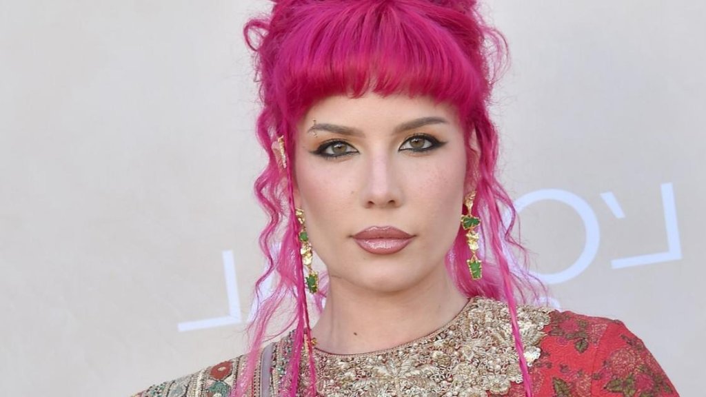 Halsey partage le nouveau single émouvant « The End » du cinquième album à venir Halsey partage le nouveau single émouvant « The End » du cinquième album à venir