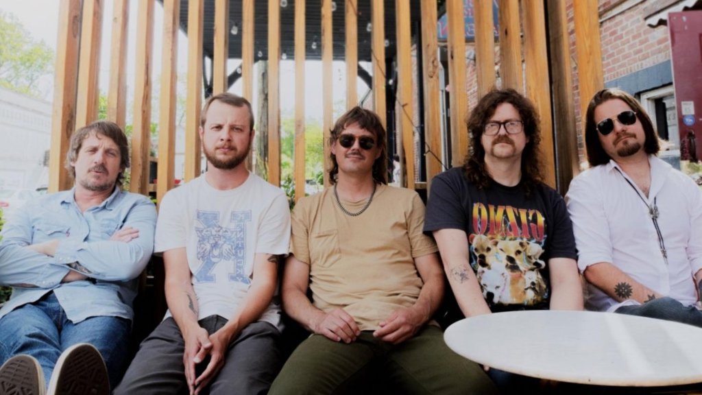 Sturgill Simpson annonce une nouvelle tournée et un nouvel album sous le nom de « Johnny Blue Skies » Sturgill Simpson annonce une nouvelle tournée et un nouvel album sous le nom de « Johnny Blue Skies »