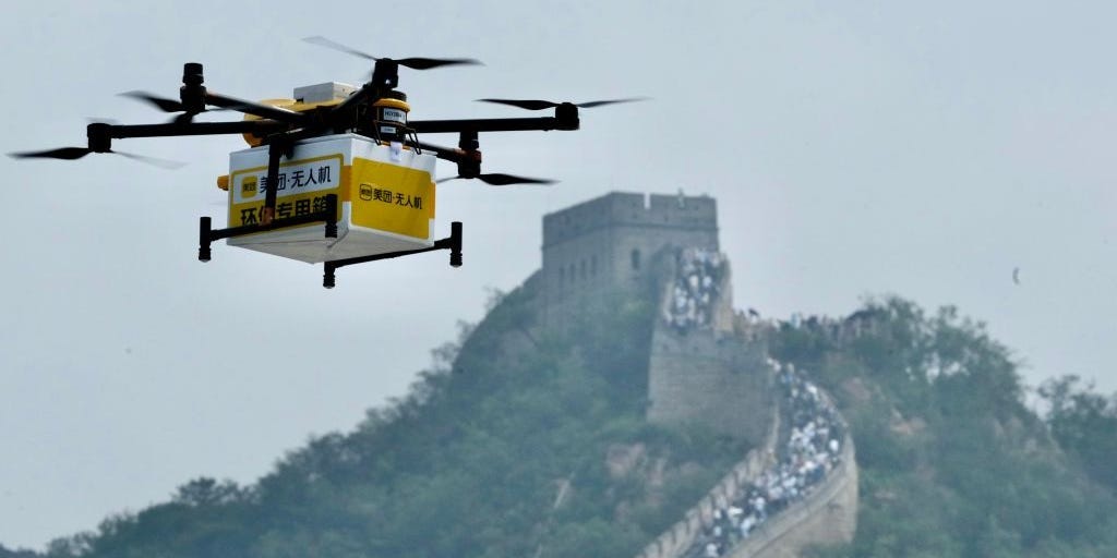 Une entreprise chinoise livre désormais des collations sur la Grande Muraille grâce à des drones Une entreprise chinoise livre désormais des collations sur la Grande Muraille grâce à des drones