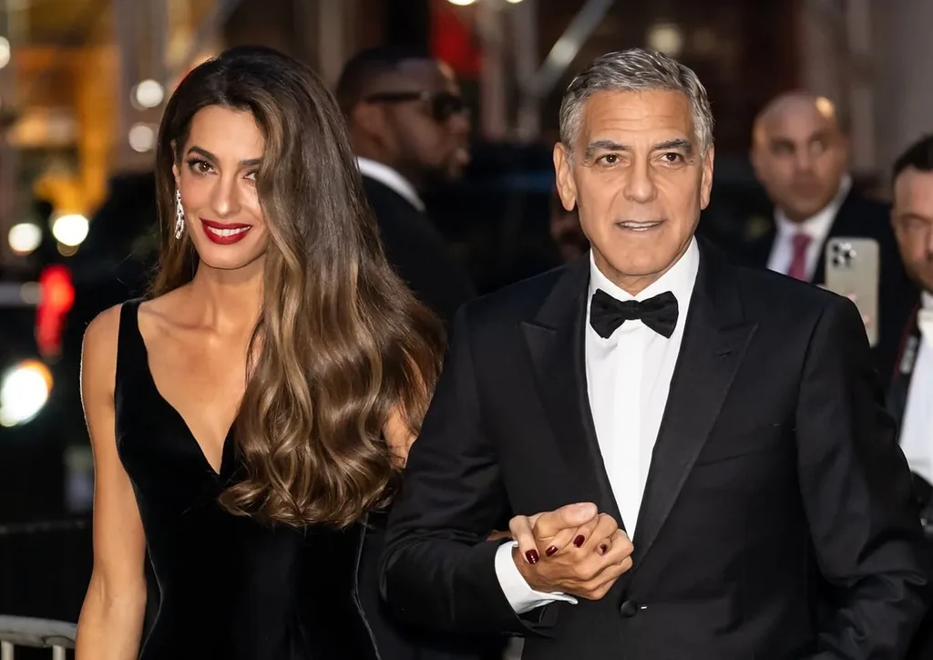 George Clooney vient de vendre son manoir de longue date à Los Angeles à cette star de la NFL et à sa célèbre épouse George Clooney vient de vendre son manoir de longue date à Los Angeles à cette star de la NFL et à sa célèbre épouse
