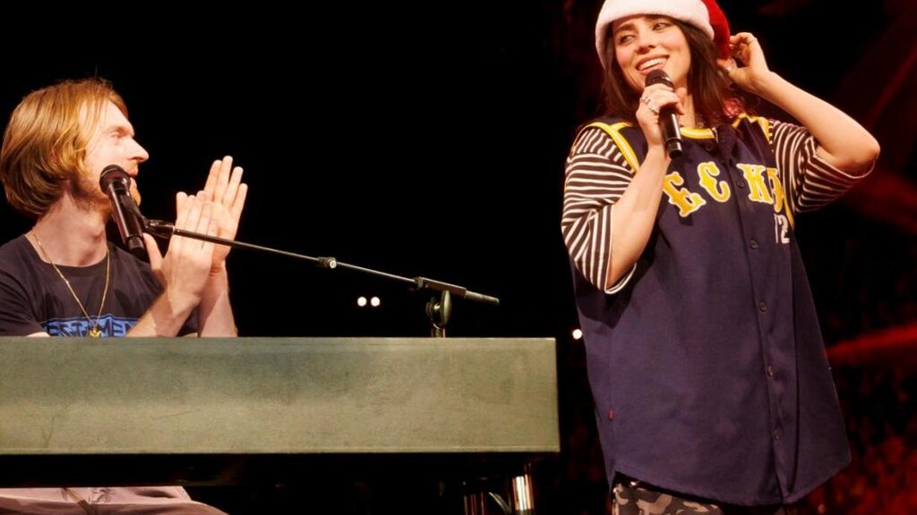 Billie Eilish interprète « O Holy Night » au concert de Los Angeles : regardez