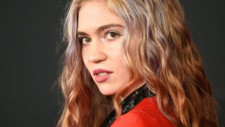 Grimes demande aux gens «d'arrêter de publier des images de mon enfant partout» Grimes demande aux gens «d'arrêter de publier des images de mon enfant partout»