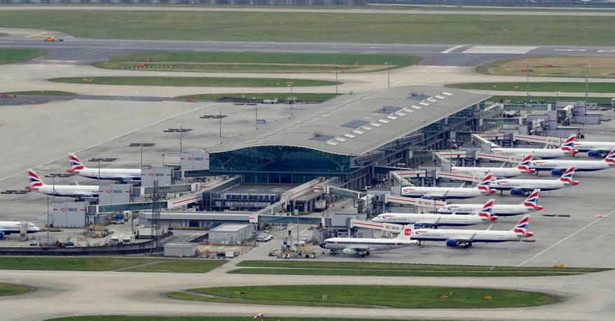 Enquête des policiers antiterroristes britanniques sur un incendie près d’Heathrow
