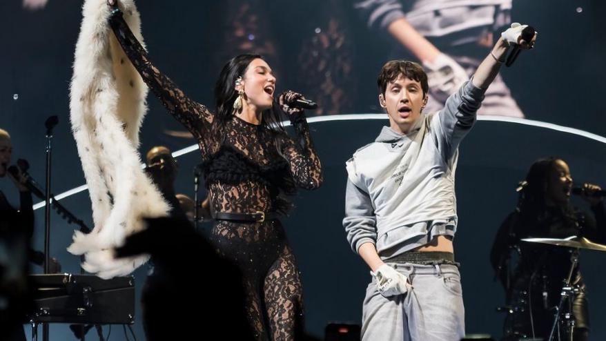 Dua Lipa et Troye Sivan enflamment Melbourne avec « Rush » en live