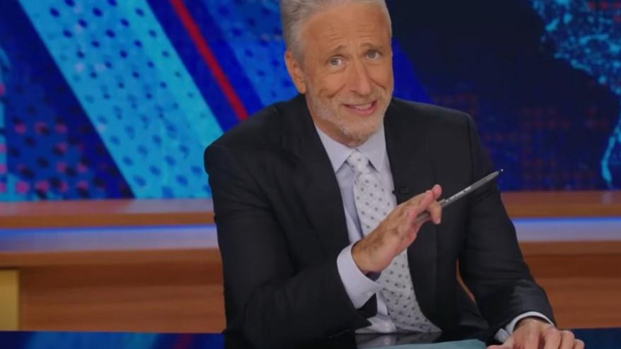Jon Stewart Interroge : Est-il dans le Groupe de Discussion sur le Yémen de l’Administration Trump ? Regardez ! Jon Stewart Interroge : Est-il dans le Groupe de Discussion sur le Yémen de l’Administration Trump ? Regardez !