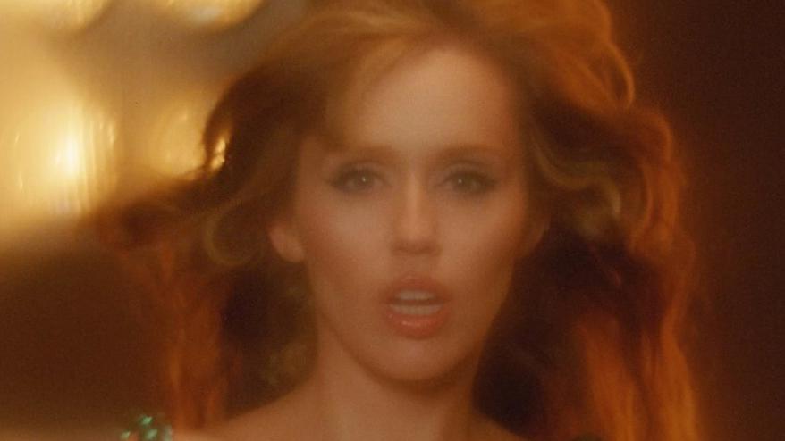Découvrez le teaser de « Something Beautiful » de Miley Cyrus 