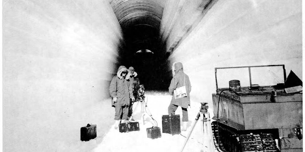Camp Century : la base secrète des États-Unis sous la glace du Groenland en images Camp Century : la base secrète des États-Unis sous la glace du Groenland en images